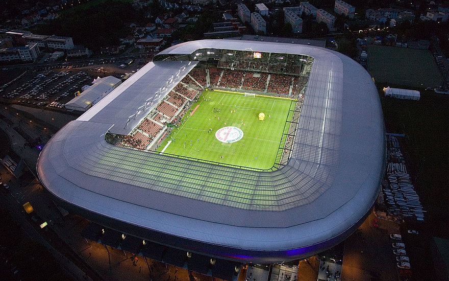 Wörtherseestadion Außenansicht bei Nacht